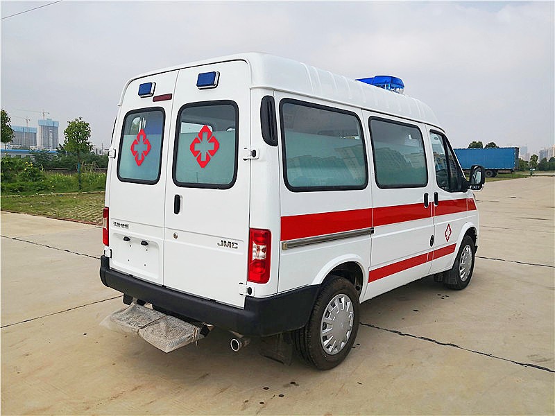 江鈴特順短軸中頂柴油版救護(hù)車(chē)